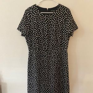 Maggy London dress. Front/side slit. Short sleeves